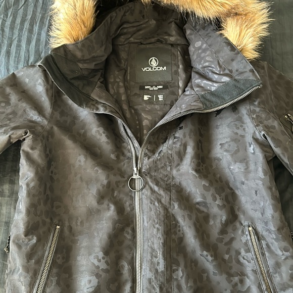 Women’s Volcom Whitlock Insulated Jacket - Black Leopard Print size Medium - Picture 2 of 6